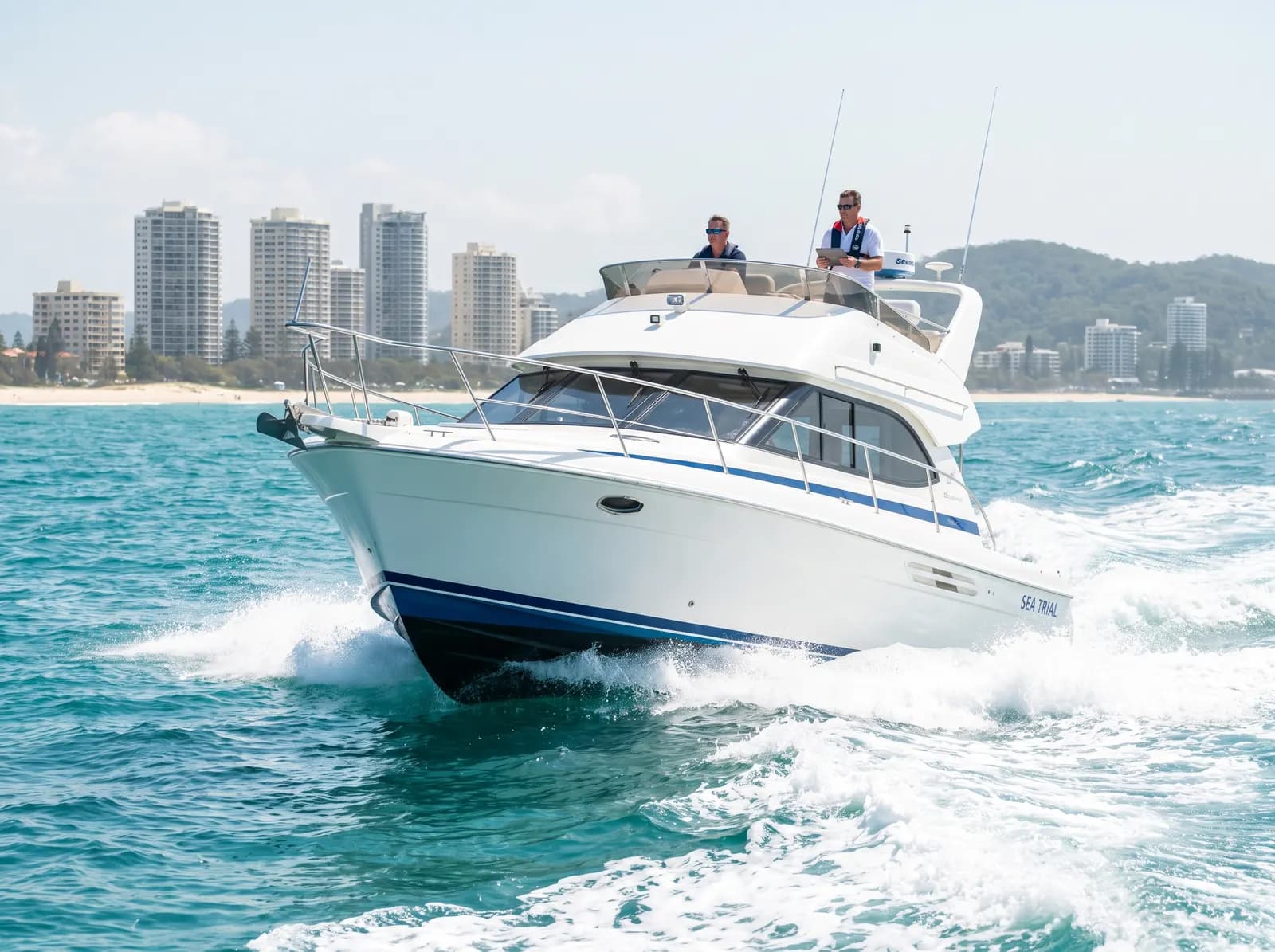 Lancha em teste de mar navegando a velocidade de planeio, com vistoriador a bordo