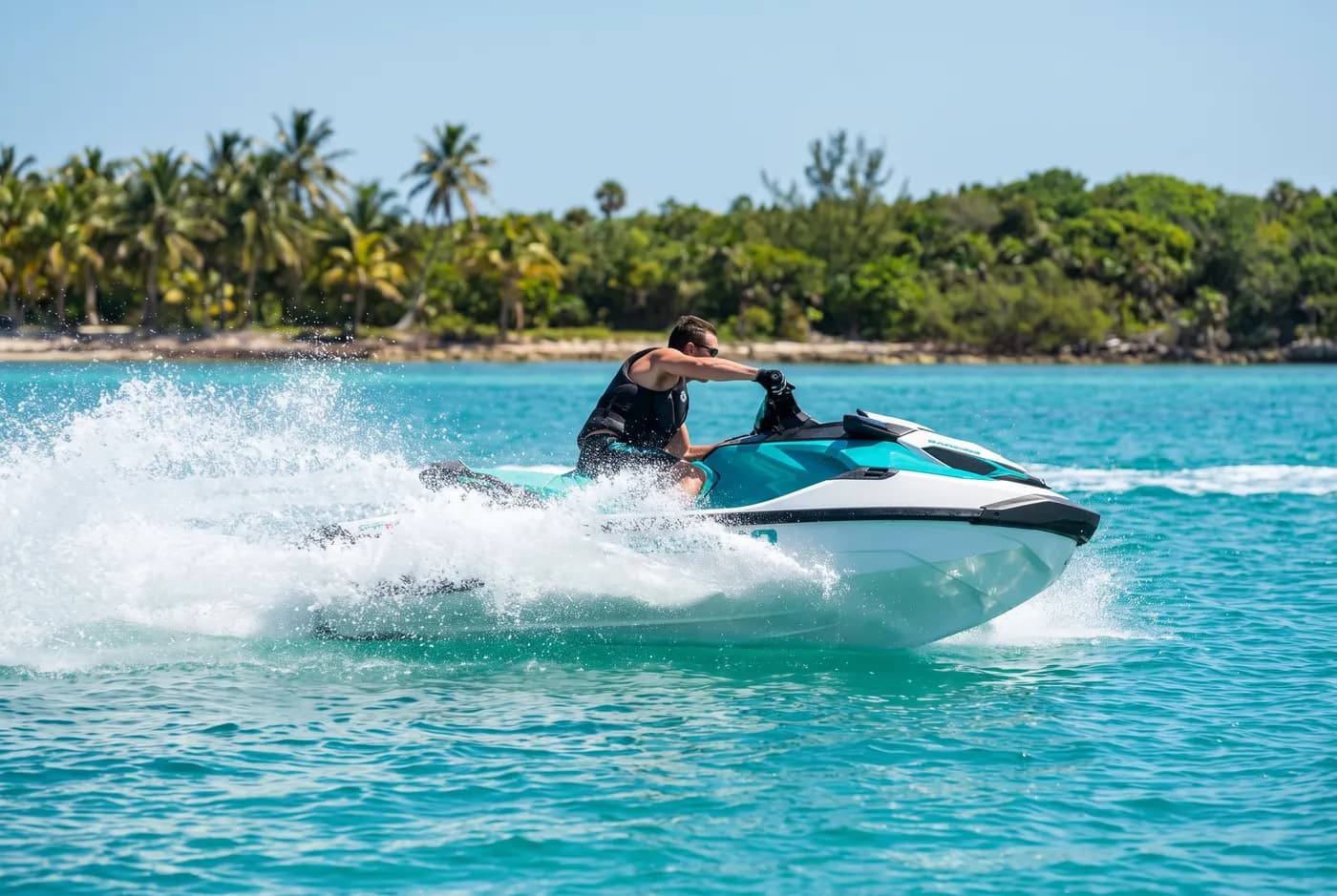 Jet ski cortando a água em dia de sol
